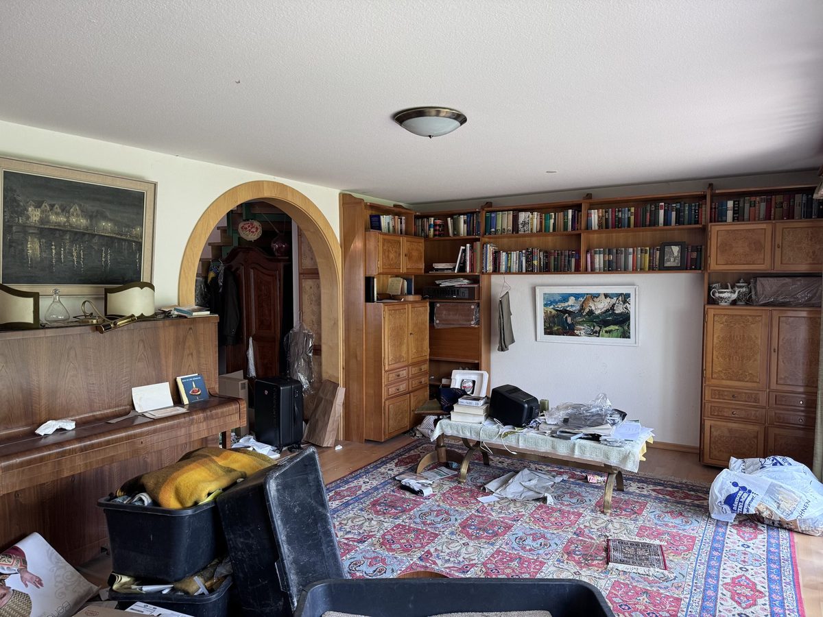 Bücherwand, Möbel und Hausrat in einem Wohnzimmer vor der Nachlassräumung im Raum Karlsruhe