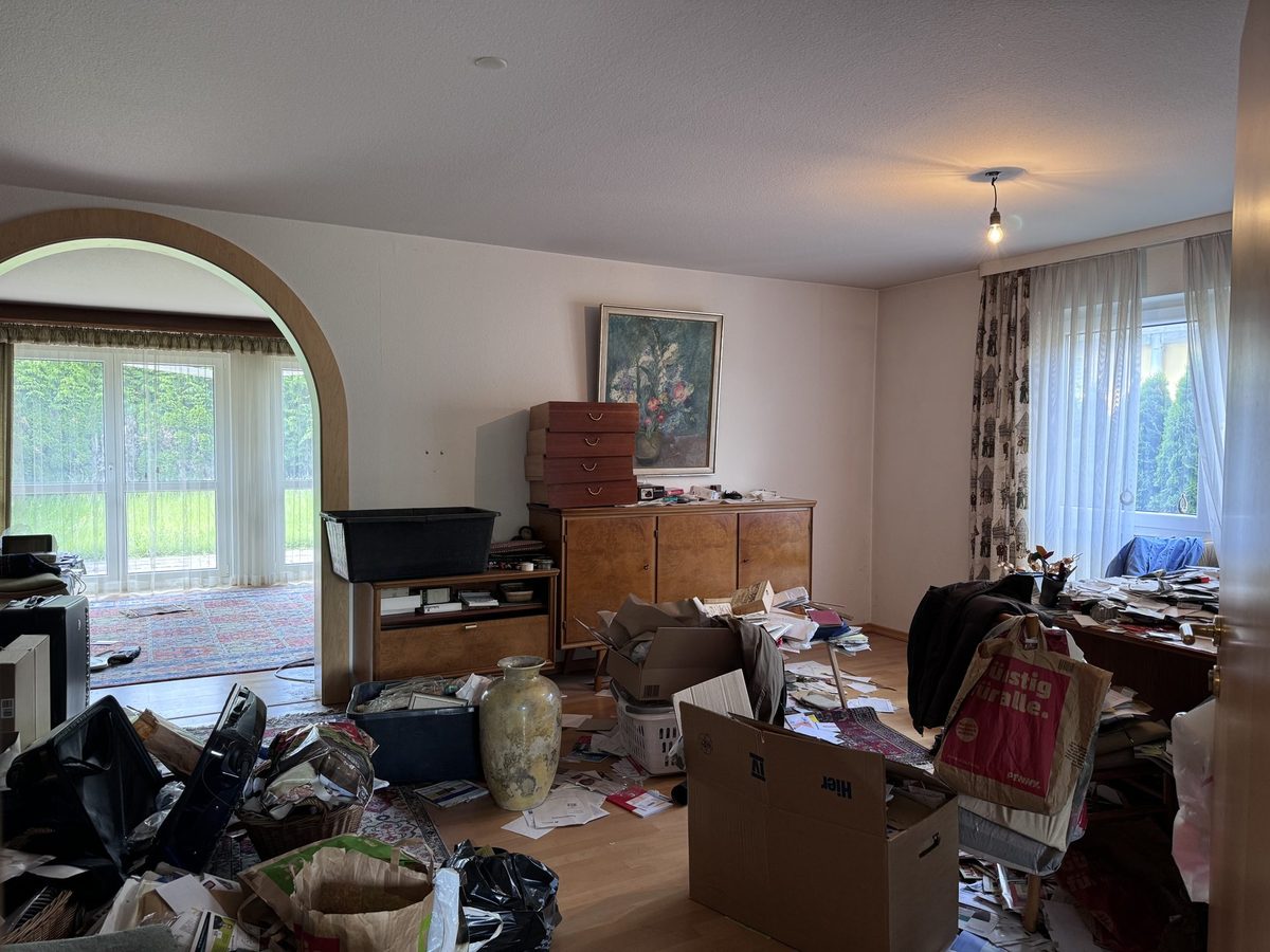Möbel und Kartons in einem Wohnzimmer während einer Haushaltsauflösung im Raum Karlsruhe